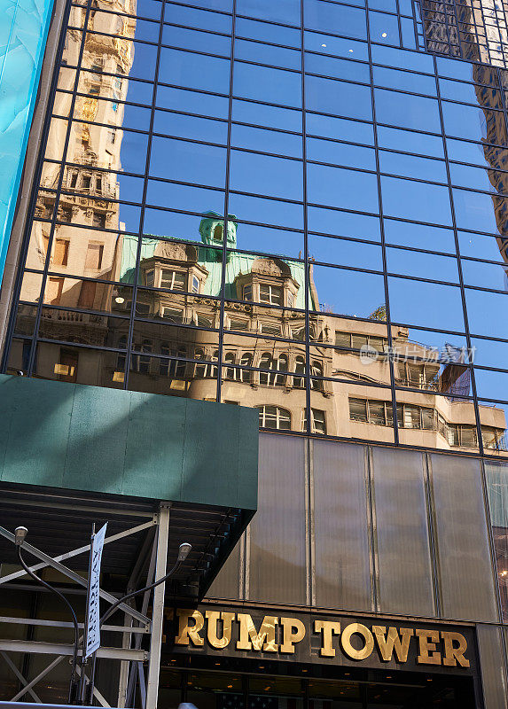 第五大道(Fifth Av)上的特朗普大厦(Trump Tower)的玻璃幕墙与街对面的皇冠大厦(Crown Building)的石灰岩立面相映。